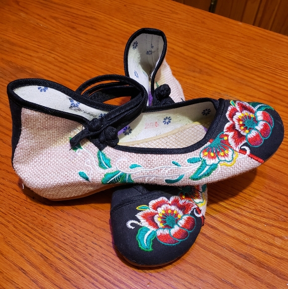 Chinese Hanfu shoes EUC - Picture 2 of 2